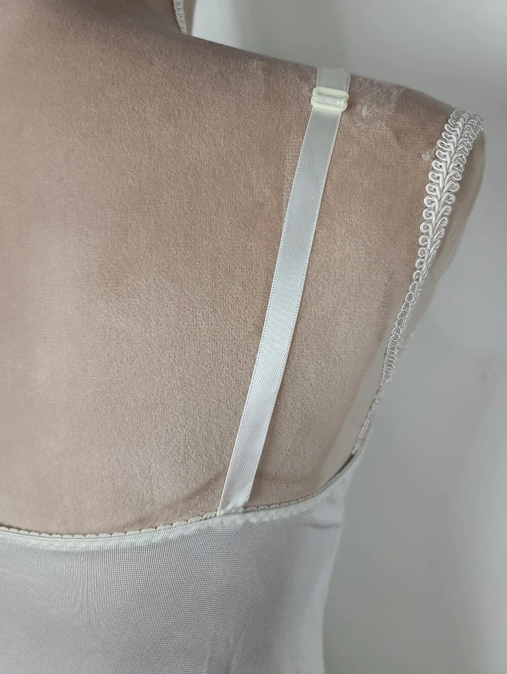 Vintage ILGWU Ivory White Nylon Lace Trim Midi Full Slip Retro Lingerie 32 - Picture 13 of 16